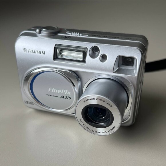 Fujifilm FinePix A210 3.2MP 3x Zoom Compact Digital Camera Retro Digicam WORKS - Picture 1 of 9